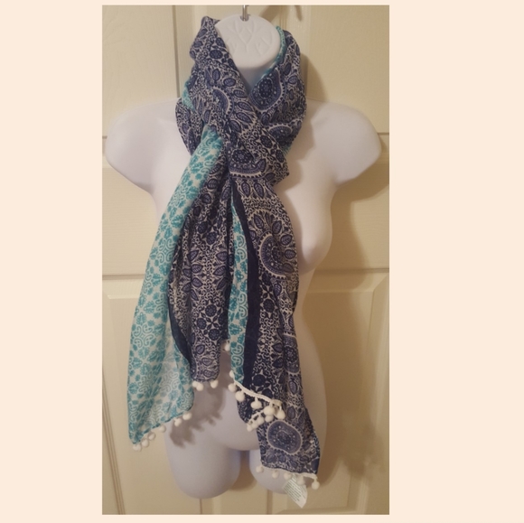 Collection 18 Scarf - Picture 1 of 3